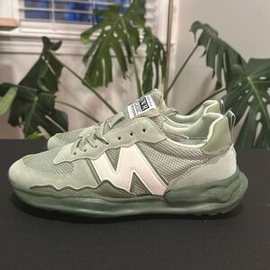 EWR CLASSIC RUNNING SNEAKERS SIZE EU43
Men’s 8.5 or Women’s 10